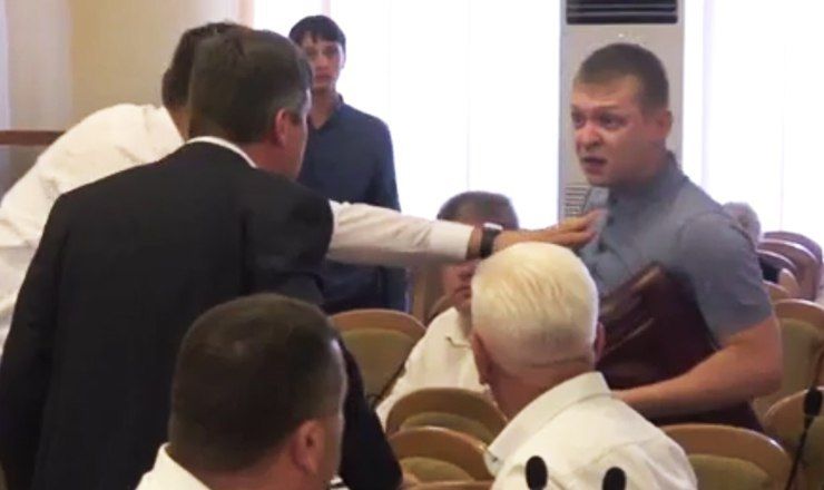 Советник Ион Штефэницэ высказался за то, чтобы убрать памятники из некоторых зон, поскольку они представляют собой риск, в то время как большинство советников выступили против его инициативы.