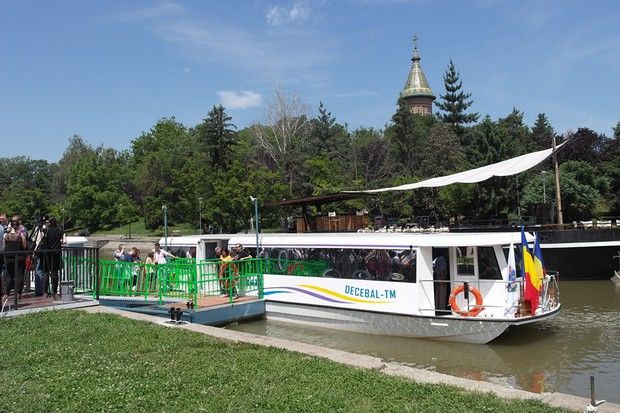 Primul oraş din România care are transport public pe apă. 