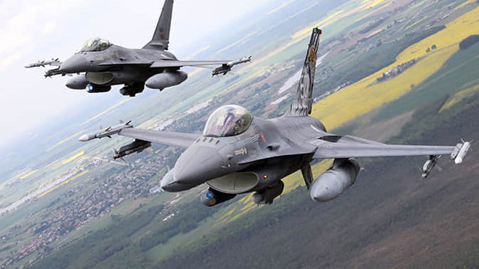 Жителей города в Польше напугали звуки взрывов, когда F-16 пересекли звуковой барьер.