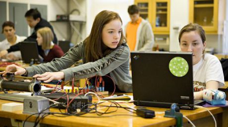 10 licee din ţară au primit în dar dispozitive moderne pentru laboratoarele de fizică. Foto: physics.wfu.edu