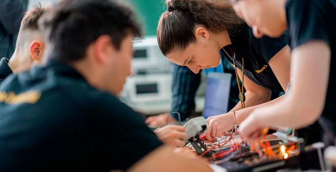 Statul va acoperi 50% din salariile studenților învățământului dual.