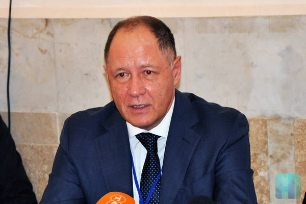 "У официальных лиц задержек на границе не было. Возможно это связано с нашим статусом", - сказал Абрамов.