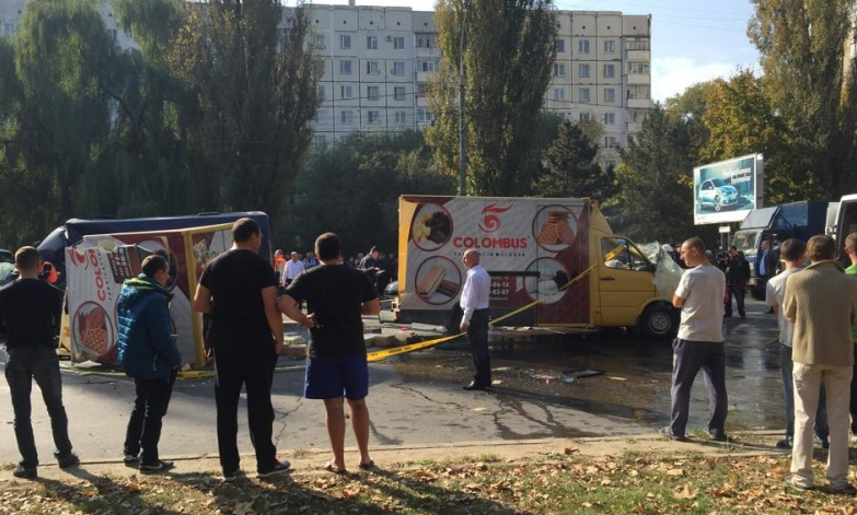 В среду именно в этой части города микроавтобус №171 столкнулся грузовиком.