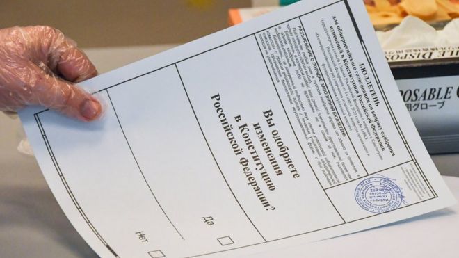 Журналиста, которому сломали руку на избирательном участке, оштрафовали. Фото: .bbc.com.