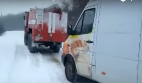 На трассах работают 79 единиц спецтехники и 92 рабочих, которые рассыпали 434 тонны противогололедного материала.