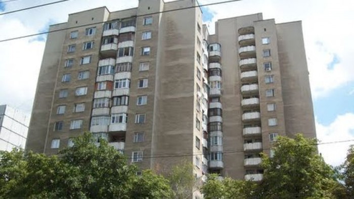 Principalul suspect şi martor al incidentului au fugit din apartament într-o direcţie necunoscută.