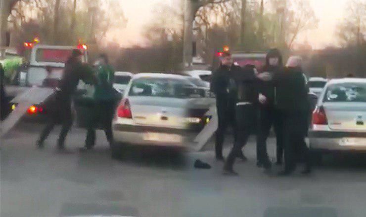 Полиция устанавливает личности участников дорожного конфликта.