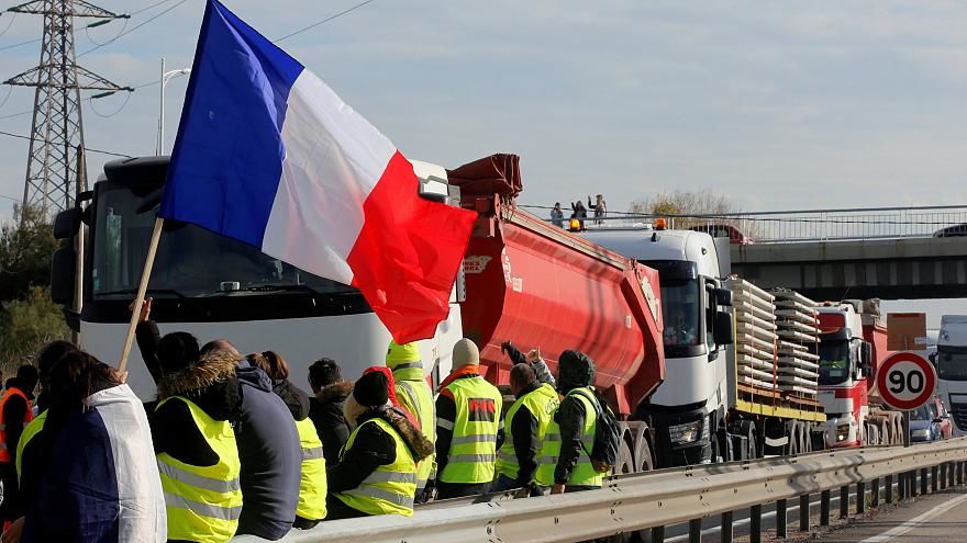 Четвертый день во Франции продолжаются акции протеста "Желтых жилетов". 