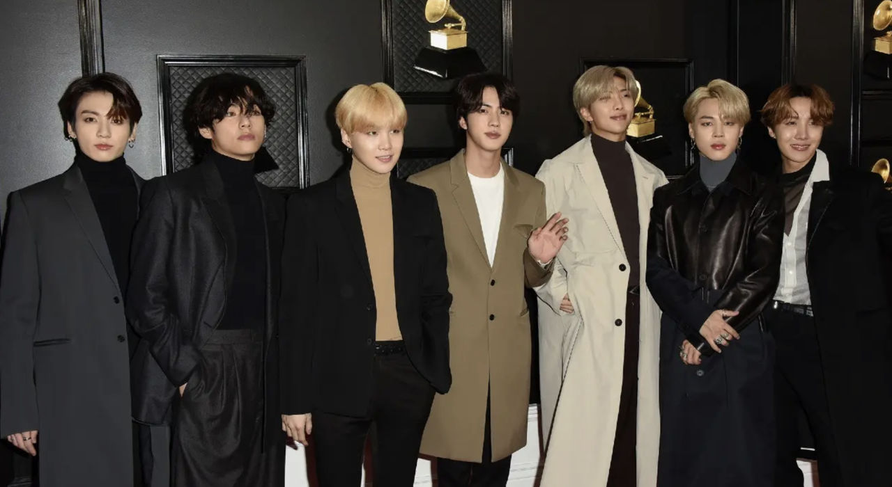 Дембельский аккорд BTS: отслужившие звезды К‑поп вернулись на сцену в Сеуле.