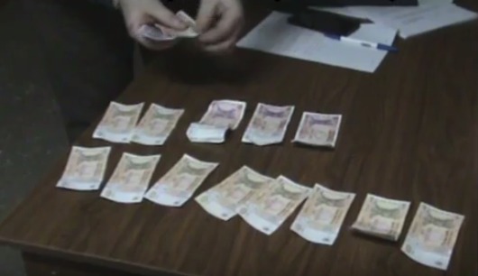 Стража порядка задержали в момент получения взятки в размере 3 тысяч леев.