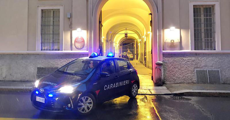 В Италии молдаванин напал на карабинеров, его поместили под арест на дому.