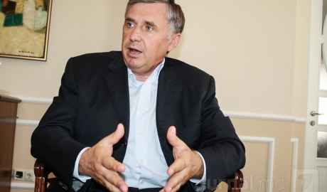 În schimb, şeful BNM, Dorin Drăguţanu, a transmis prin serviciul său de presă că nu comentează acuzaţiile ce i se aduc.
