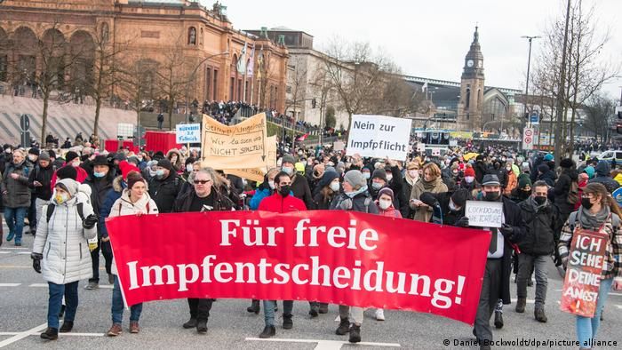 Тысячи жителей Германии протестовали против коронавирусных ограничений.