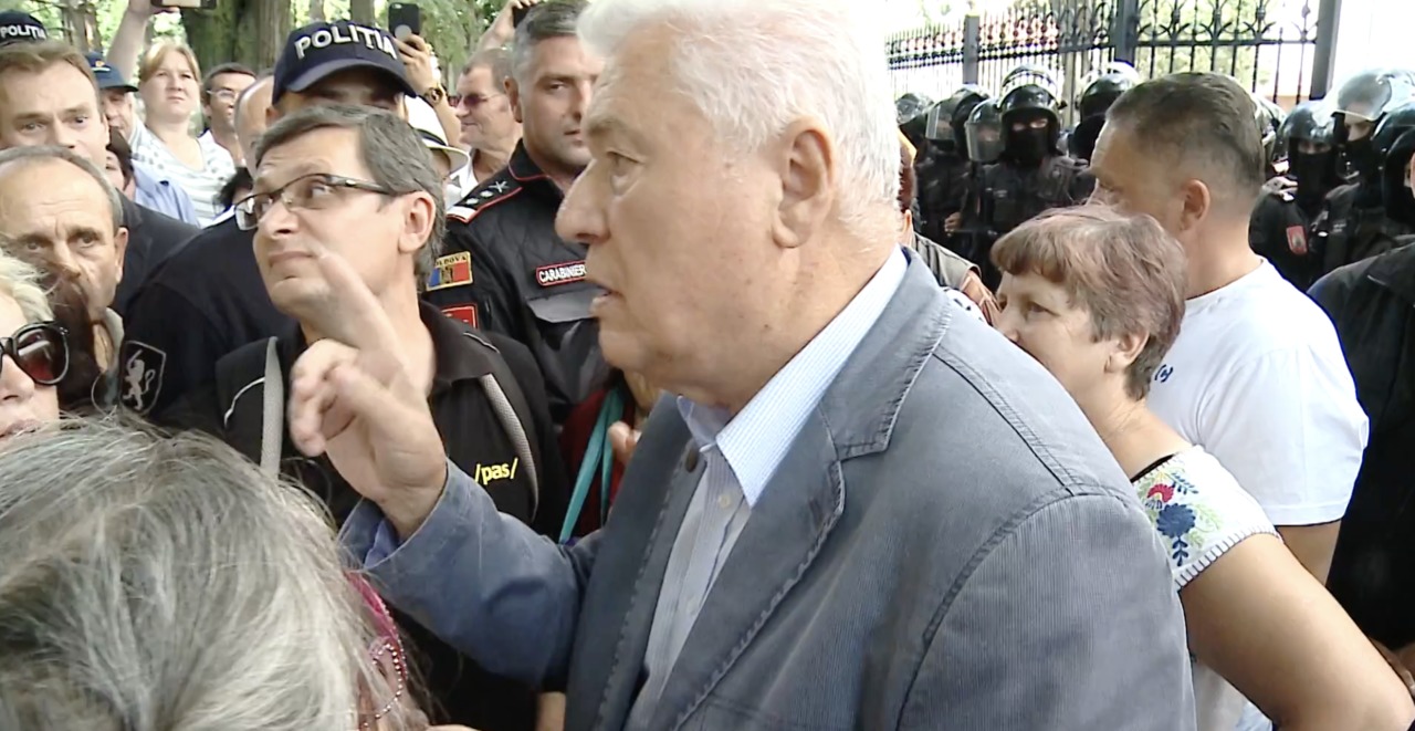Воронин призвал протестантов "подумать, за кого они голосуют".