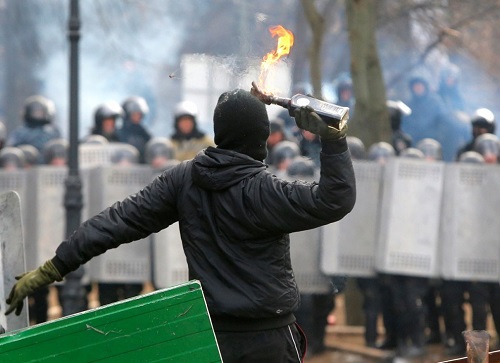 Тринадцать протестующих на Майдане в ходе столкновений в четверг утром погибли от единичных огнестрельных ранений, заявляют медики Майдана.