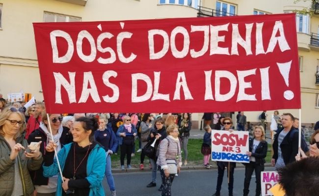 Польские учителя бастуют в Варшаве: Хватит нас доить ради идеи.