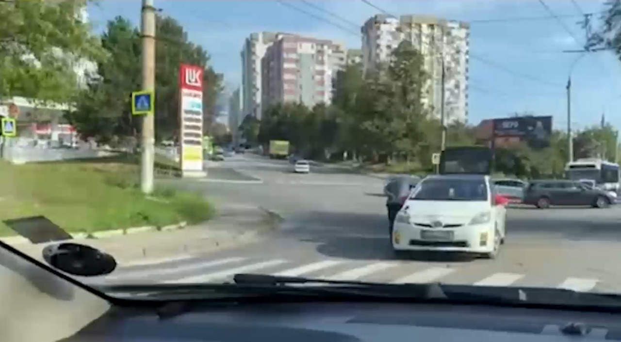 В столице столкнулись две машины такси: полиция выясняет подробности.