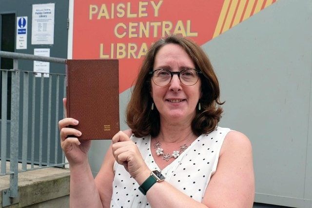 Шотландец вернул книгу в библиотеку спустя 53 года, вложив в нее деньги.