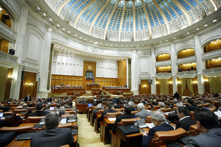 Мотивом для отстранения главы государства от власти является "множественные нарушения конституционных норм".