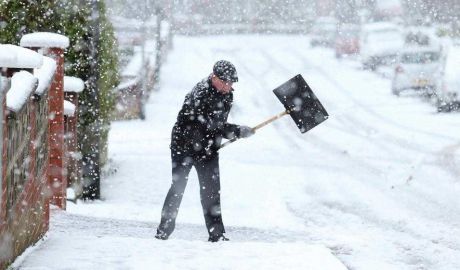 Irlanda menţine codul roşu de vreme severă. 