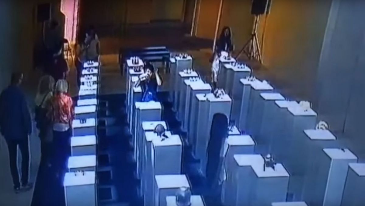 Cum arată arta de 200.000 de dolari distrusă de o femeie pentru un selfie. Foto: captură video
