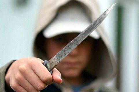 Внук отобрал у бабушки сто евро и мобильный телефон, угрожая ножом.