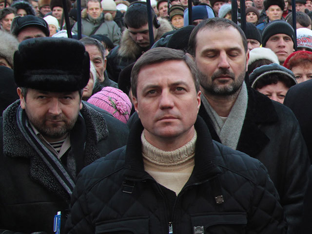 Катеринчук также пообещал в понедельник "выбросить Попова (главу столичной госадминистрации) из кабинета, потому что он не выполняет свои обязанности".