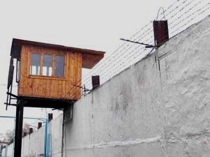 Заключенный тюрьмы в Липканах избил охранника.