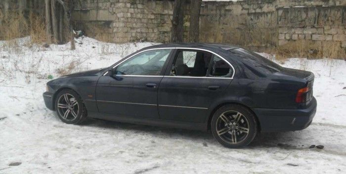 Doi tineri au spart parbrizele la opt automobile şi au furat bunuri în valoare de peste 20.000 lei. 