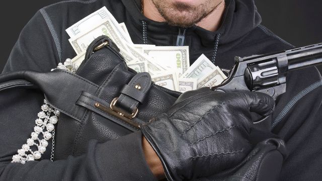 Правоохранительные органы разработали памятку, как обезопасить себя и свое жилье от грабителей.