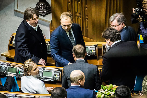Такие траты ежемесячно обходятся пустеющей украинской казне в миллионы гривен.