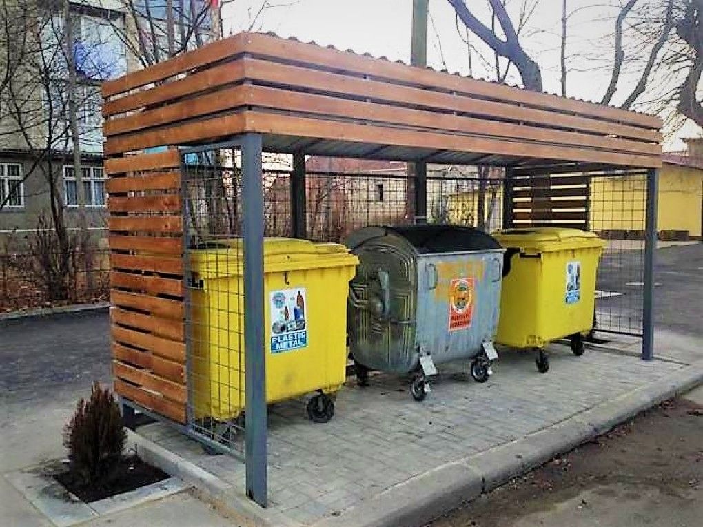 Установка такого типа платформ сбора мусора началась в столице в прошлом году. Фото: chisinau.md.