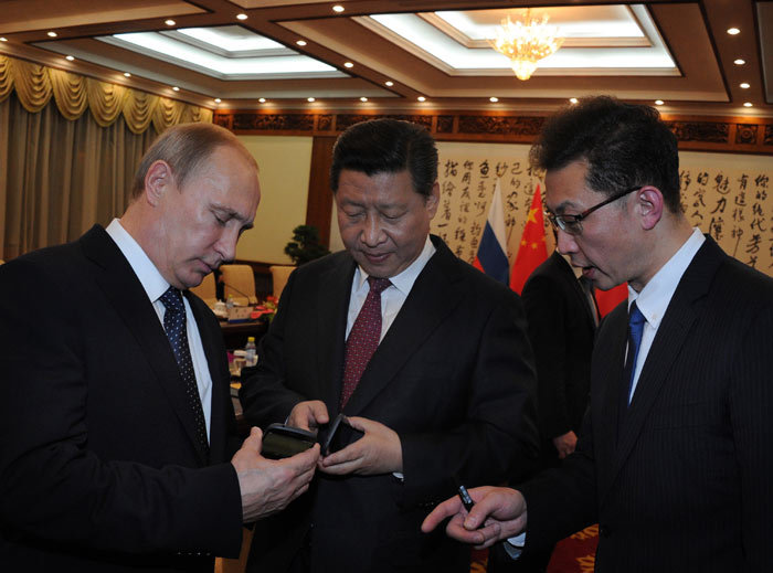 Путин подарил председателю КНР Си Цзиньпину российский смартфон YotaPhone второго поколения.