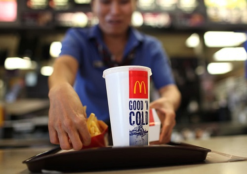 Руководство компании McDonald's посоветовало своим сотрудникам не есть много гамбургеров и картошки-фри.