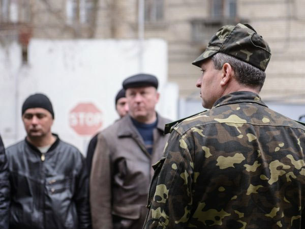 Жители заблокировали кортеж автомобилей представителей военкомата, милиционеров и чиновников, развозивших повестки.