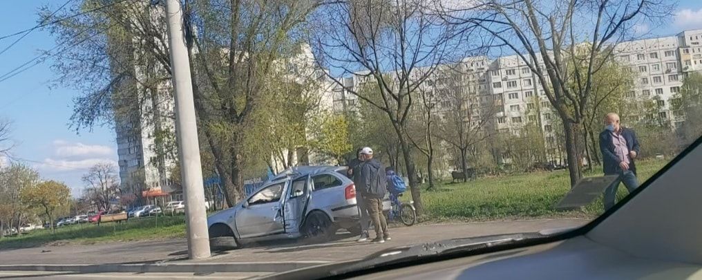 На улице Албишоара в столице произошло ДТП: водитель врезался в столб.