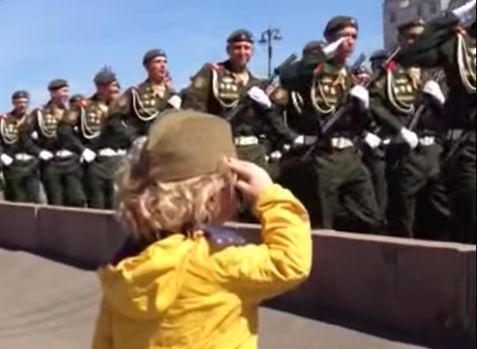На Параде солдаты отдавали приветствие «маленькому генералу».