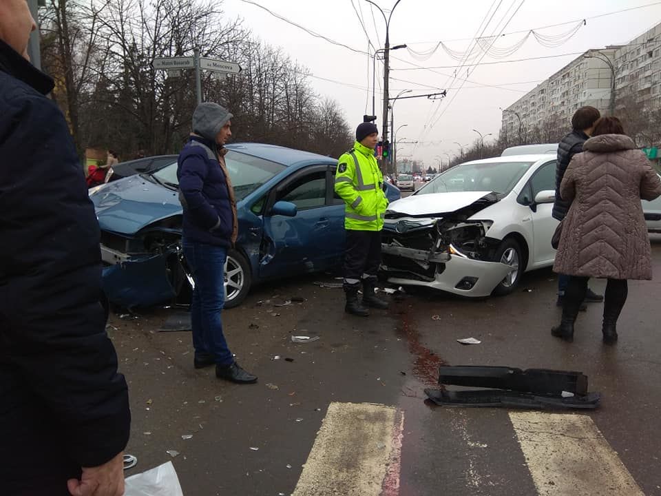 На Рышкановке столкнулись два автомобиля Toyota.