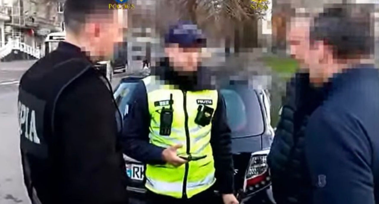 Un polițist suspectat de corupție și fals în acte publice, reținut pentru 72 de ore.