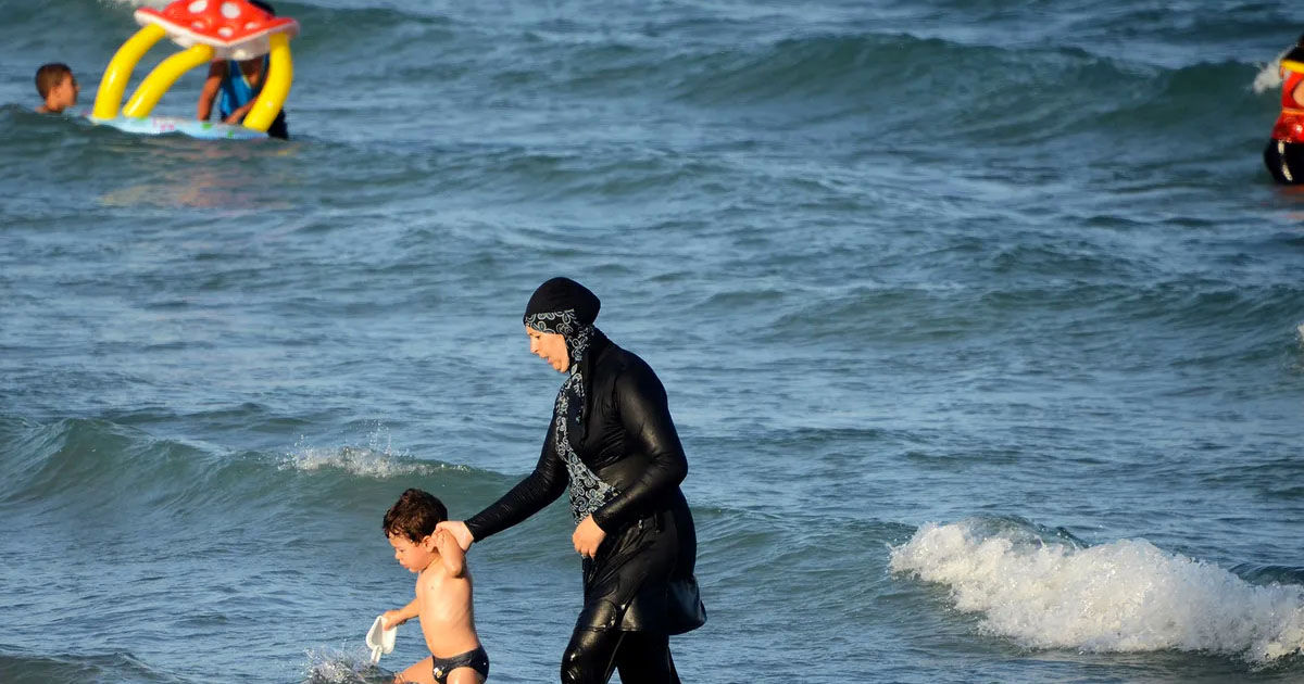 Tribunalul din Nisa a anulat interdicția de a purta burkini pe plaje.