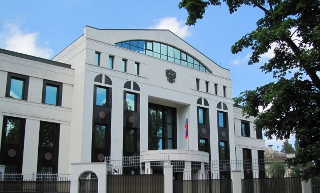 Посольство России получило ноту об объявлении пяти российских дипломатов персона нон грата в стране.