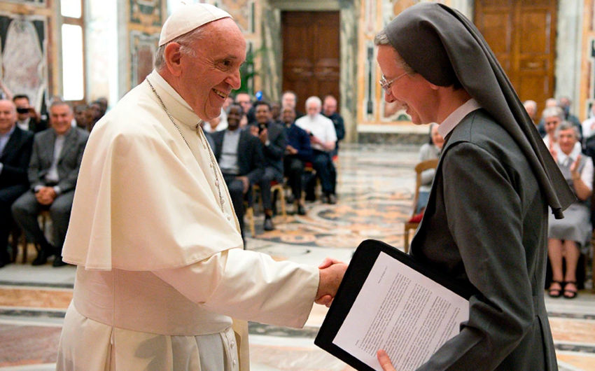Papa Francisc a numit pentru prima dată o femeie la conducerea unui departament important al Vaticanului.