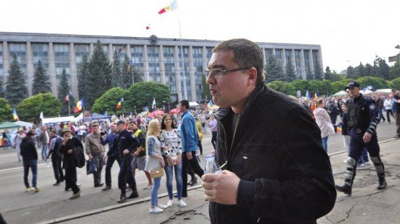 Усатый: Большинство людей встретили приветливо, но были и некоторые со стеклянными глазами.