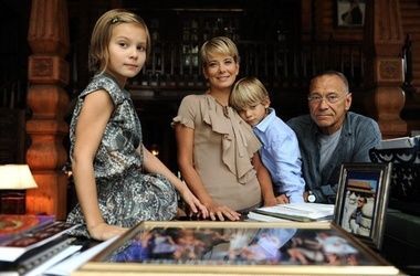 После длительного пребывания в коме девочка уже может произносить отдельные слова, однако глаза пока не открыла.