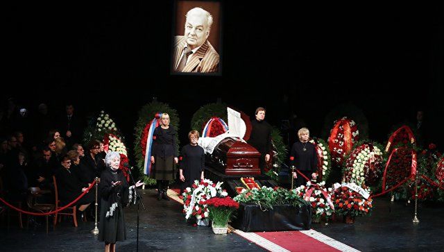Михаила Державина похоронили на Новодевичьем кладбище рядом с отцом.