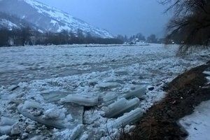 Причиной закрытия контрольно-пропускных пунктов является формирование ледяных торосов на реке Днестр. Фото: segodnya.ua.
