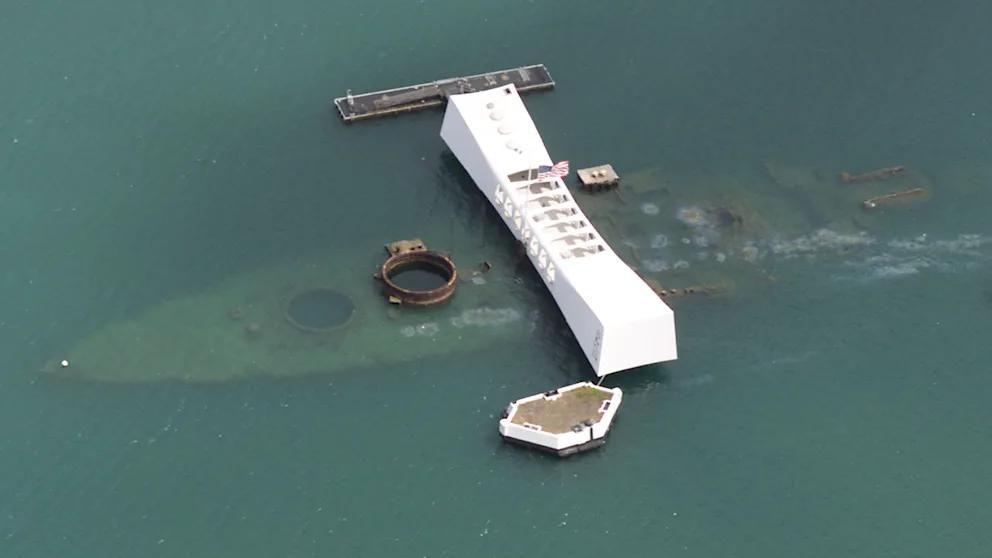 Șeful FBI a fost criticat pentru înotul lângă cimitirul militar din Pearl Harbor.