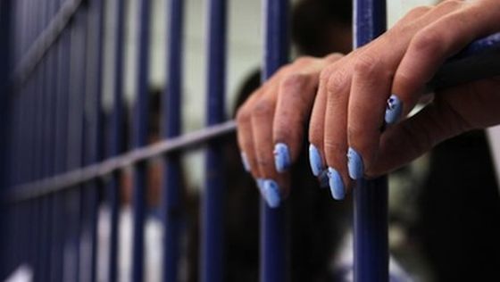 O tânără riscă dosar penal pentru că a încercat să satisfacă dorințele iubitului din închisoare. Foto: bzi.ro