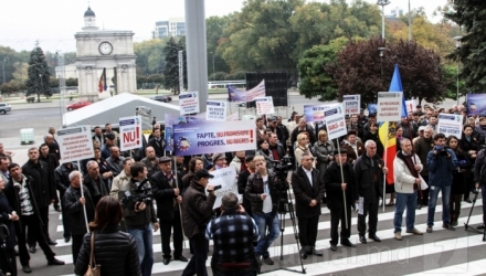 Десятки примаров вышли сегодня на протест в центр Кишинева, обвиняя власти в затягивании принятия закона о местных финансах.