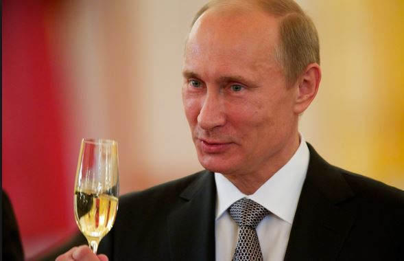Putin nu se relaxează în fața jurnaliștilor, dar de data aceasta încerca să se abţină de la absolut orice gesticulaţie.